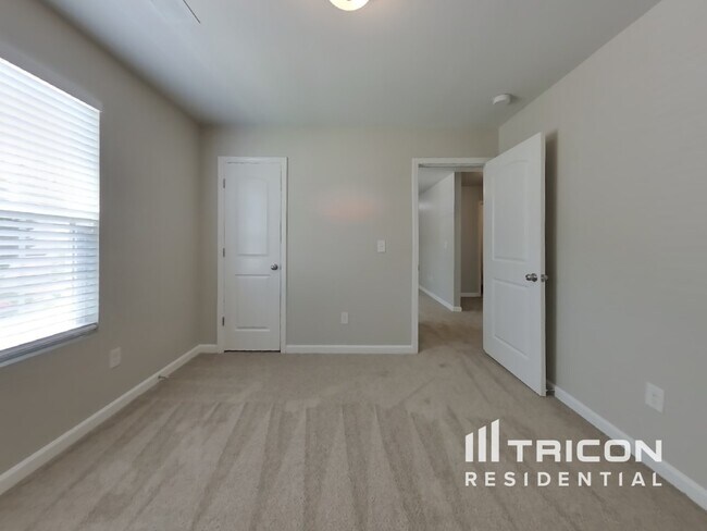 Building Photo - 405 Robin Hill Ln