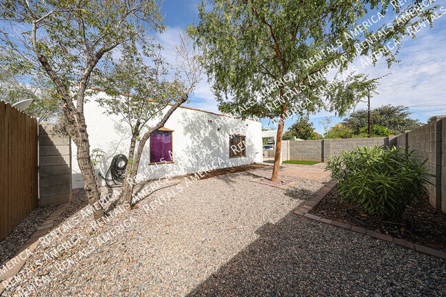 Building Photo - 2047 E Virginia Ave