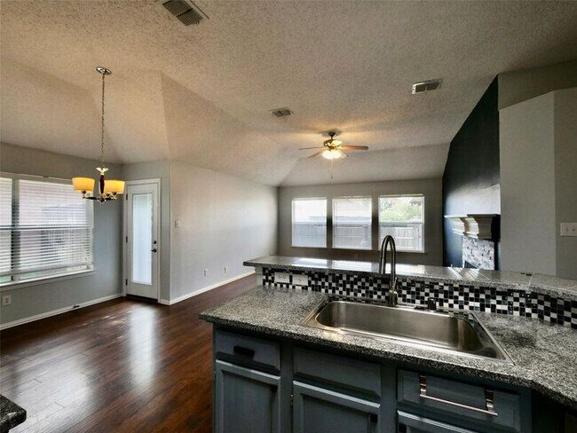 Building Photo - 4502 Highlands Dr