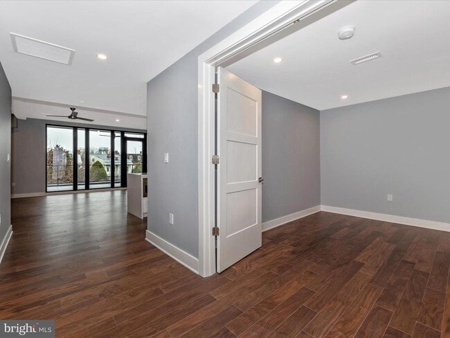 Building Photo - 210 E 2nd St