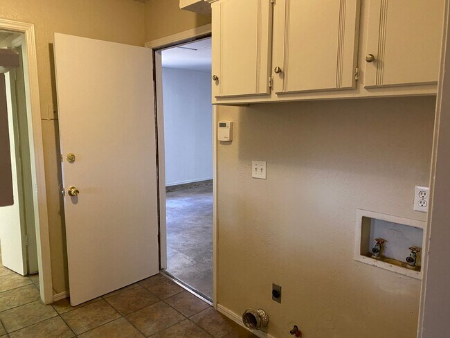 Building Photo - 2312 Shadowlake Dr