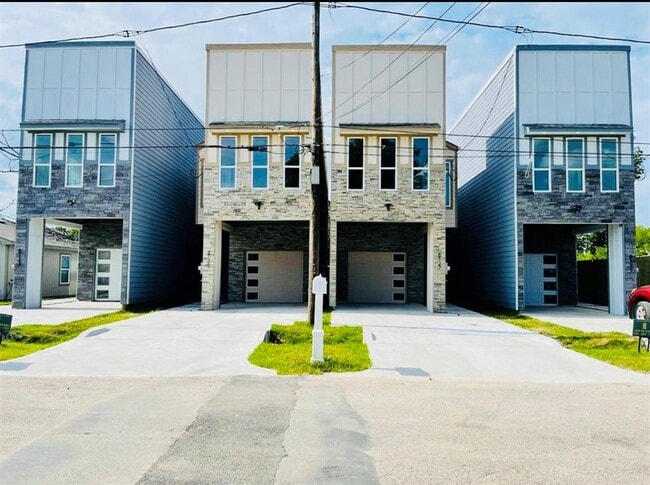 Primary Photo - 8127 St Louis St