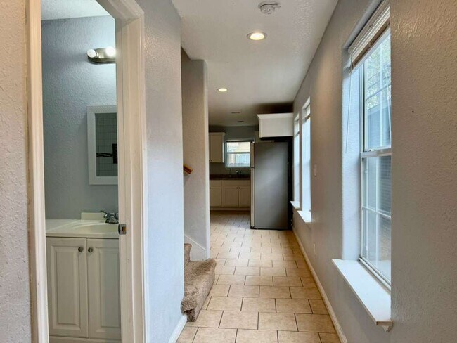 Building Photo - 3107 W Travis St