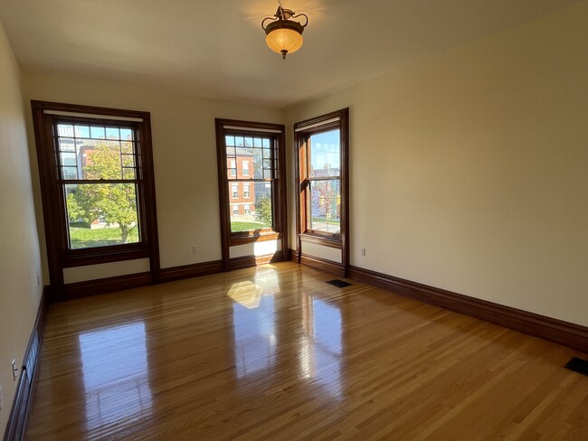 Spacious Living Room - 596 Niagara St