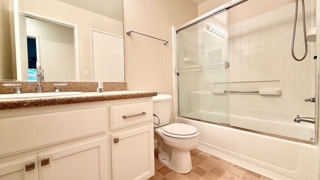 Building Photo - Remodeled 1 Bed 1 Bath Condo. Stainless Steel Appliances. Pool and Hot Tub