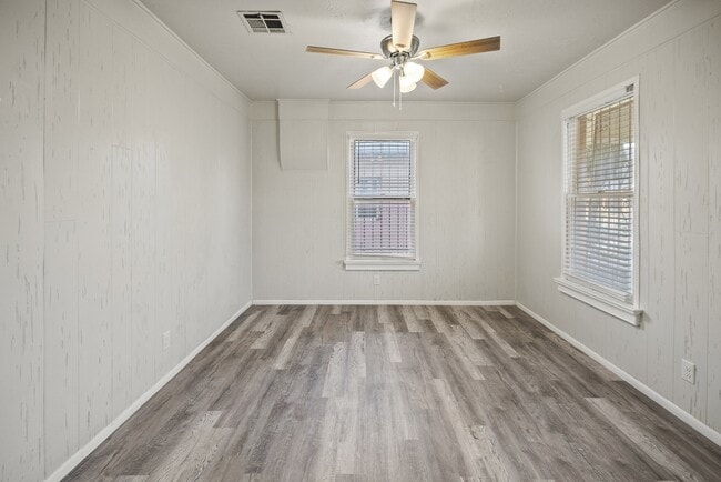 Building Photo - 3418 Yandell Dr