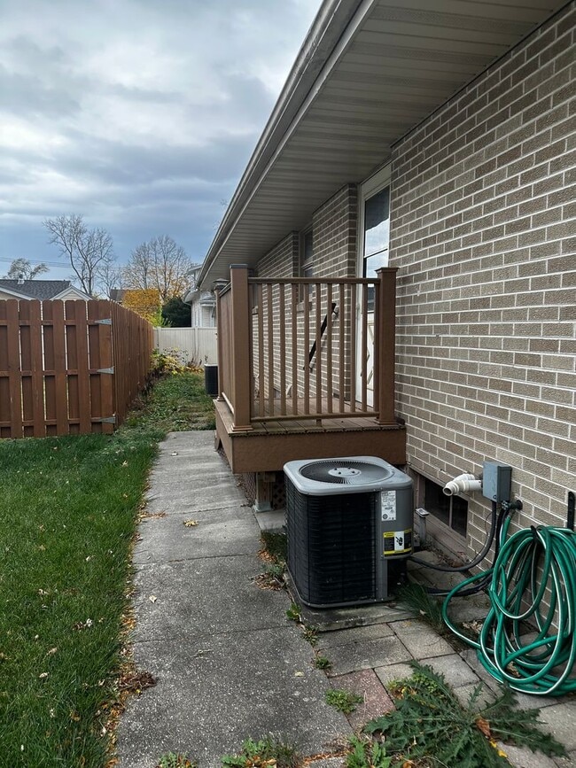 Building Photo - 1608 Turtle St