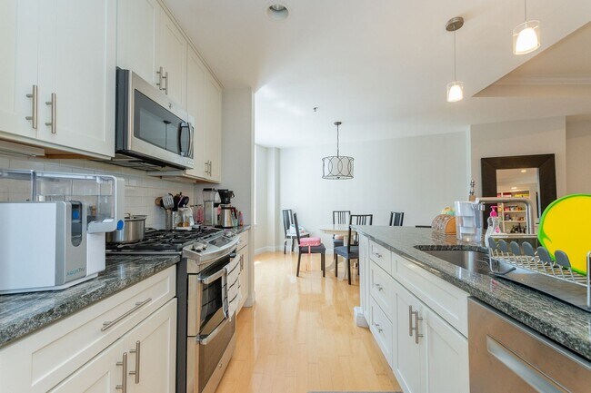 Building Photo - Amazing Brookline 3 bed 2.5 bath....