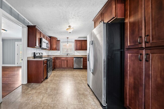 Building Photo - Renovated 3 Bedroom Pet Friendly Home For Rent!