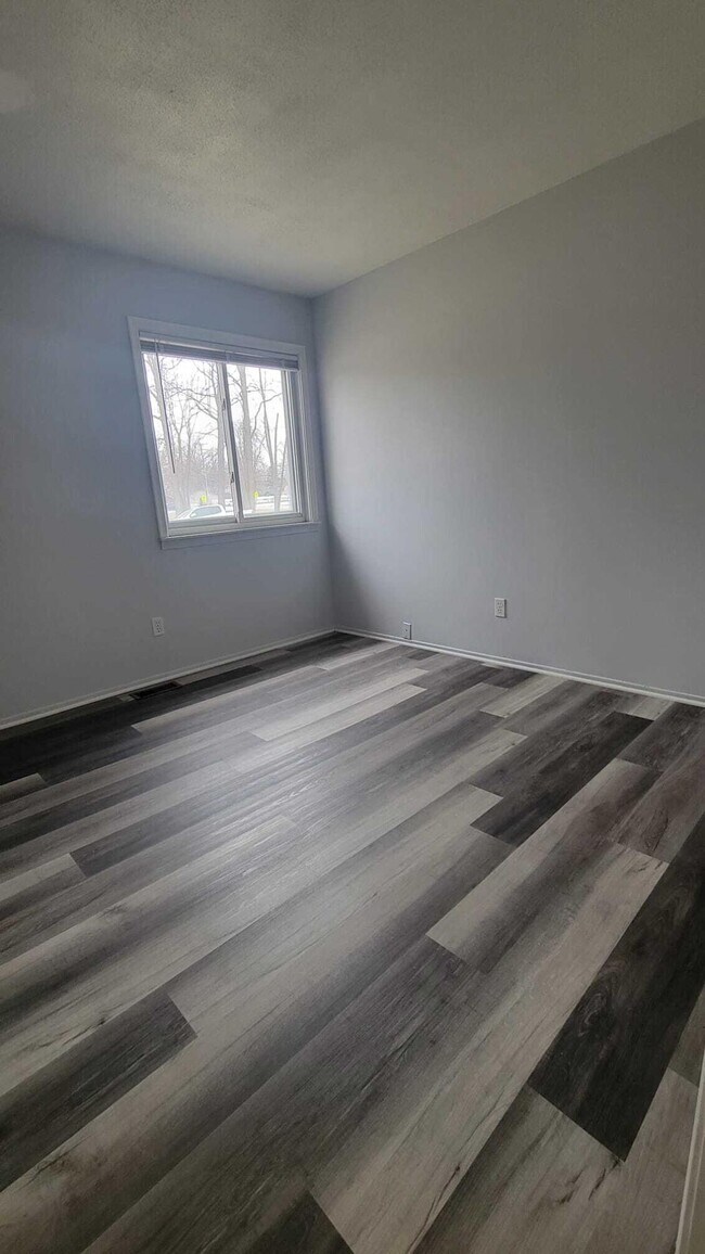 Building Photo - 655 Robinwood Dr