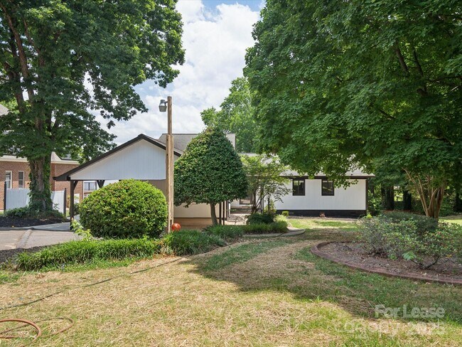 Building Photo - 4954 Moonlite Bay Dr