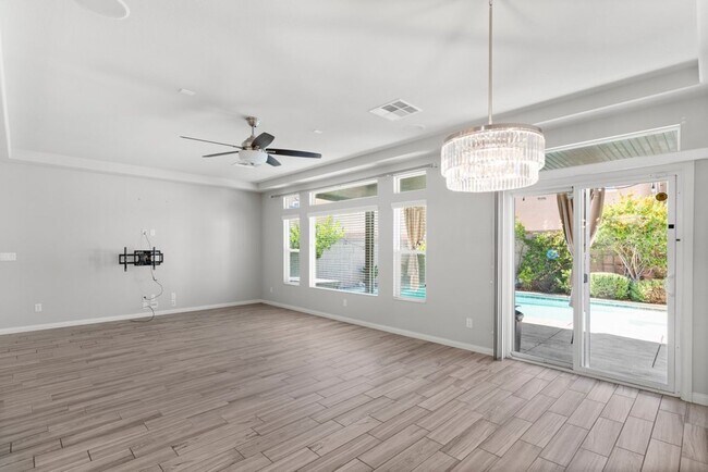 Building Photo - Beautiful 4 Bed 2.5 Bath Home Jones and Wa...