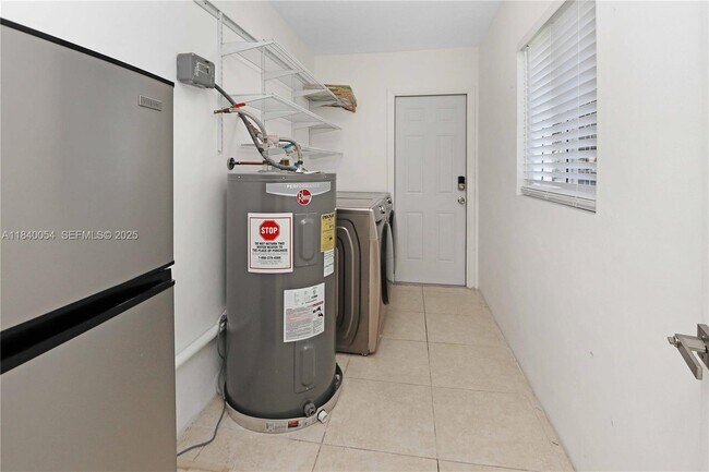 Building Photo - 1110 S 14th Ave