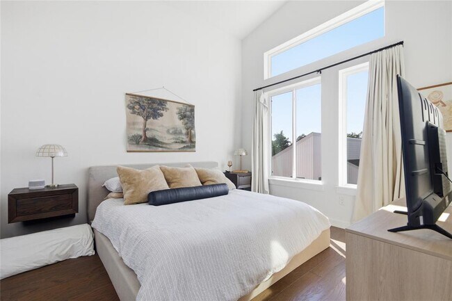 Building Photo - 814 N Bluff Dr