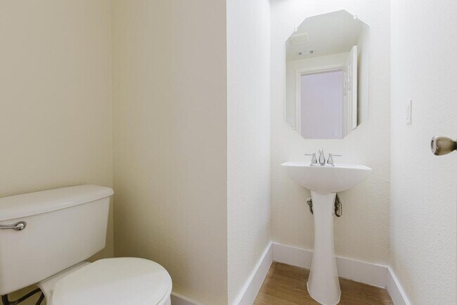 Building Photo - 1229 Vincent Pl