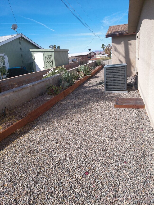 Building Photo - Spacious 4 bedroom 2 bath Double wide Available short term or long term