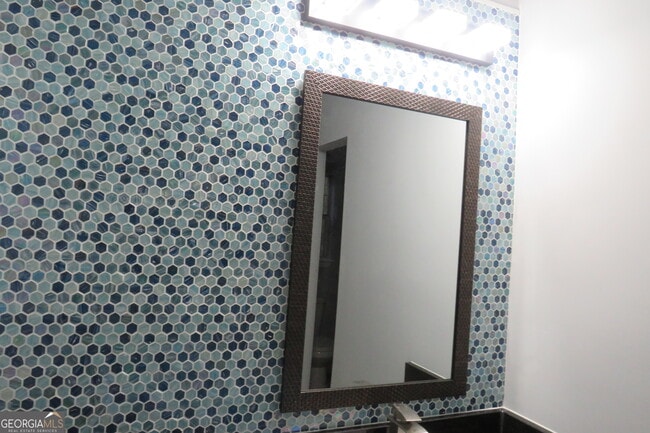 Building Photo - 2060 Bedford Ct