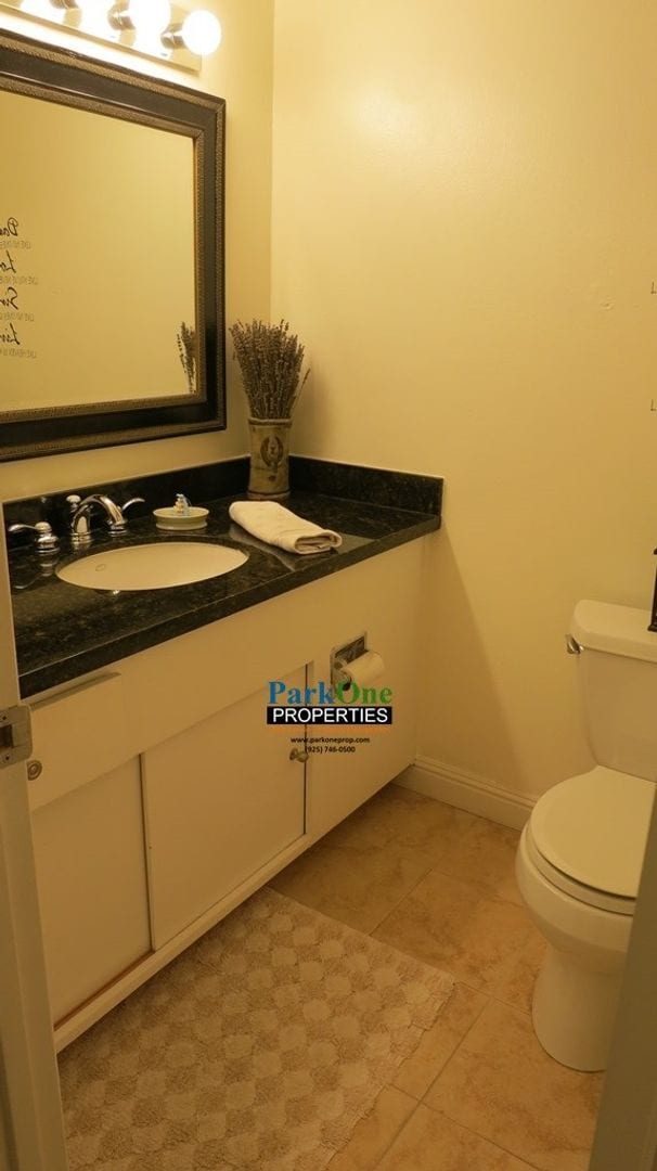 Building Photo - New Carpet, New Paint Close to the Elevator in the Keys