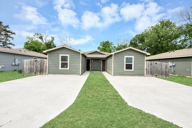 Building Photo - 9027 Madera Rd