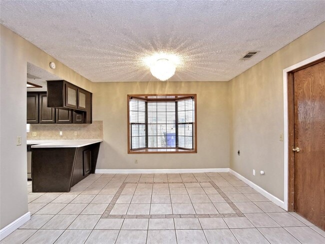 Building Photo - 2407 Versailles Dr