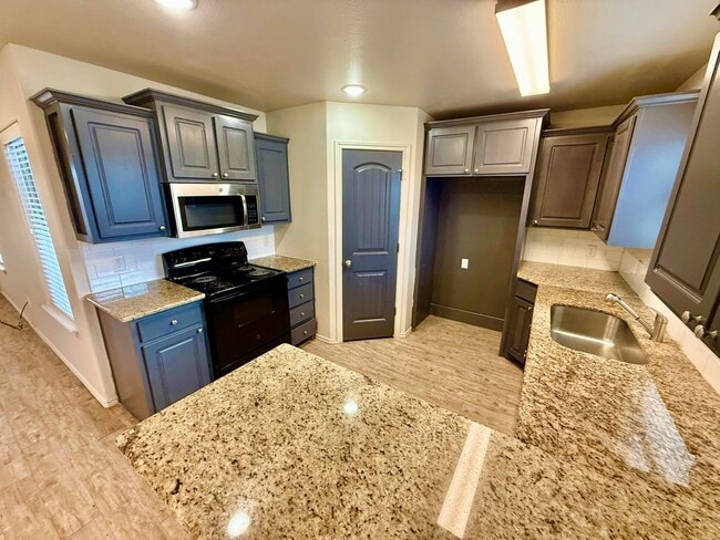 Building Photo - 909 Manchester Ct