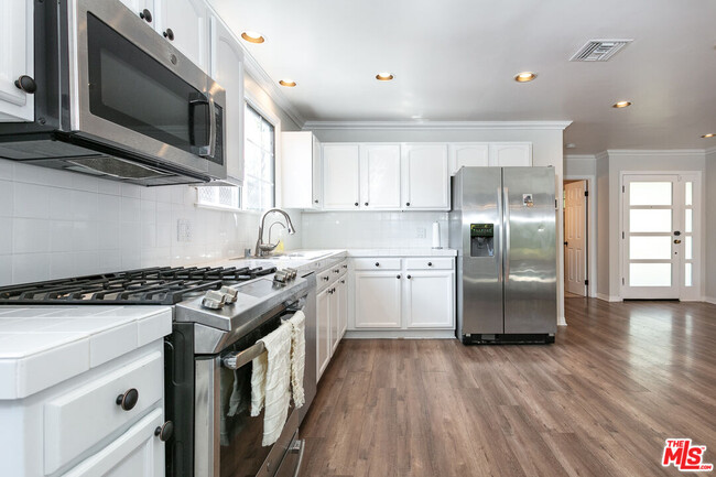 Building Photo - 6308 Glide Ave