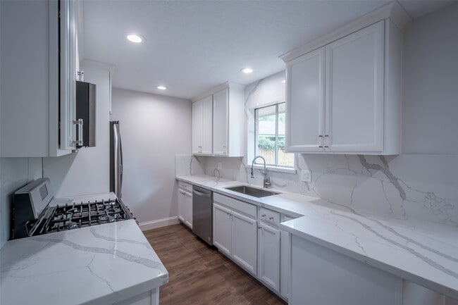 Building Photo - 3515 Lake Ridge Bend