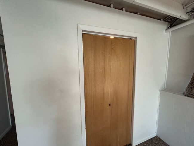 Building Photo - 5 Bed 2 Bath Home with 2 Car Attached Garage in Quiet Nice Neighborhood.