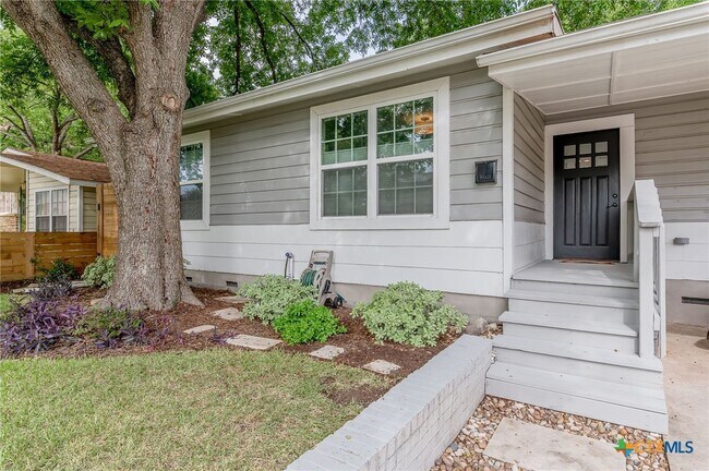 Building Photo - 2404 Oak Crest Ave