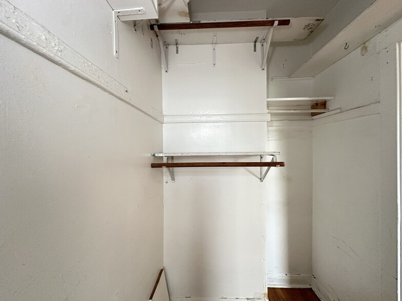 Building Photo - 2432 N Linden Pl