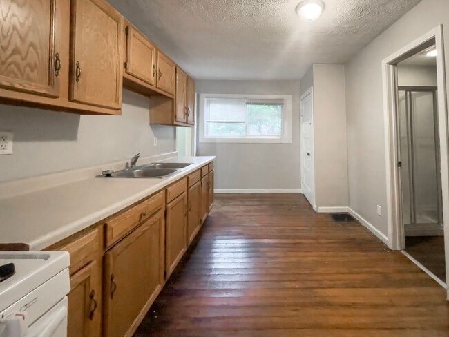 Building Photo - PRELEASING for AUGUST! Close to Campus: Washer and Dryer Included