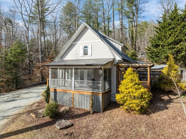 Building Photo - 251 Landwood Ln