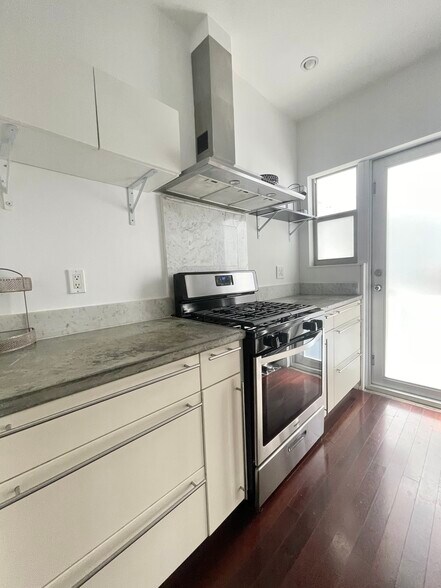 Building Photo - 1840 James Ave