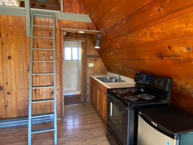 Building Photo - View the Applegate River!!
