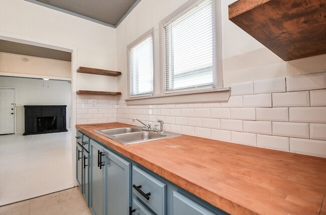 Building Photo - 208 Vincent St