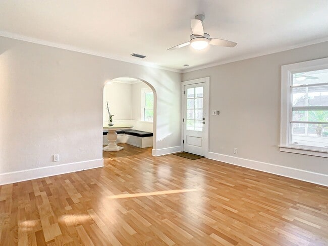 Building Photo - Charming two bedroom two bathroom cottage in North St. Petersburg Fully Updated.