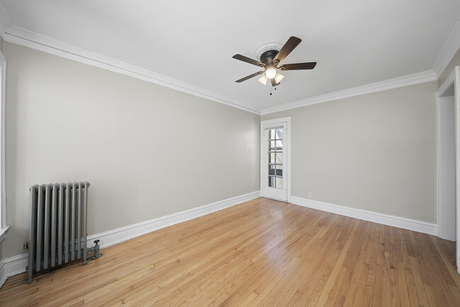 Building Photo - Massive (1255 SF)  2br/1ba in Oak Park's m...