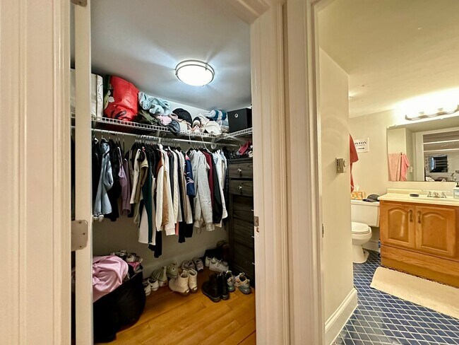 Building Photo - MODERN AND SPACIOUS MISSION HILL 4BED AVAILABLE SEPT 2026