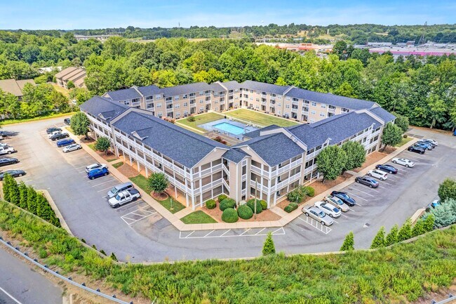 Building Photo - 303 Country Club Dr NE