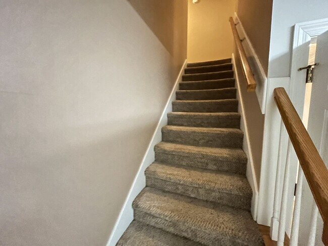 Building Photo - Super spacious 5 bedroom/3.5 bath home for...