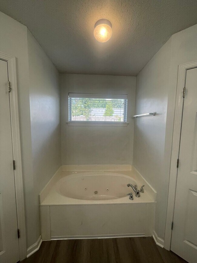 Building Photo - Available NOW in Snowden Grove Area!  3 BR...