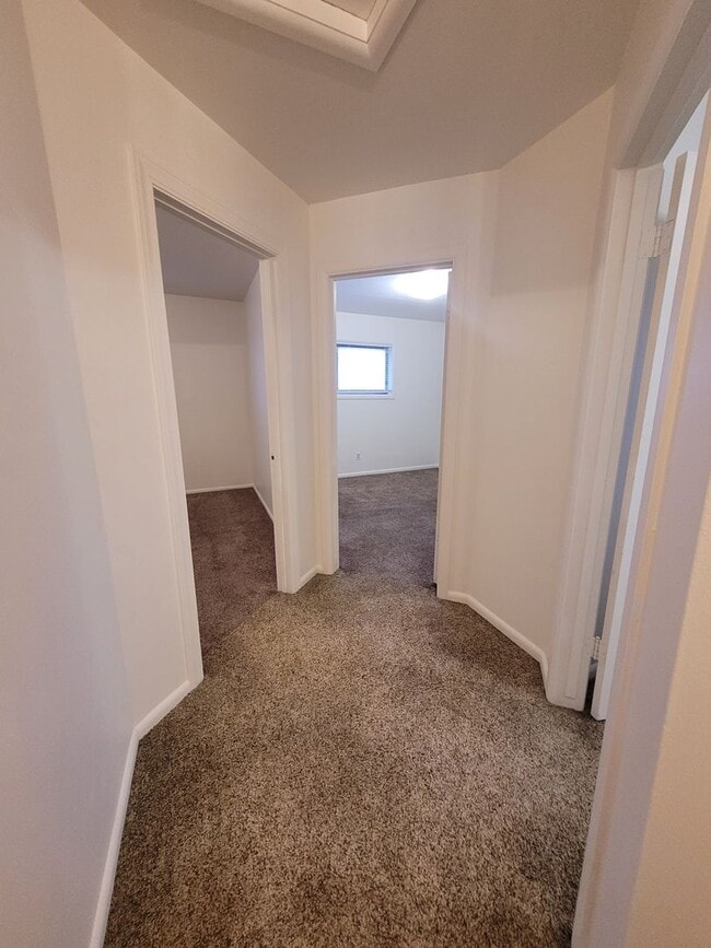 Building Photo - FREE DECEMBER RENT - New Interior Paint/ 1637 Sq Ft