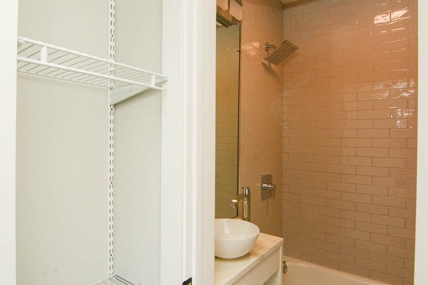 Building Photo - 545 W Belmont Ave
