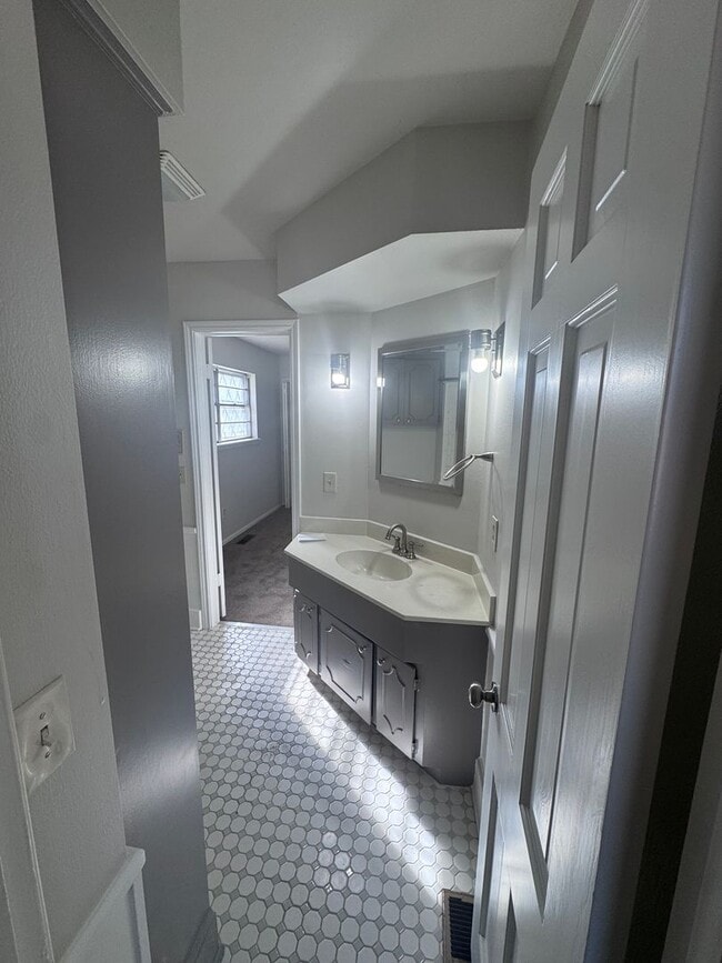 Building Photo - Midtown Tulsa 4 Bedroom Single Level Home!