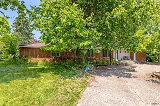 Building Photo - 297 Vreeland Dr