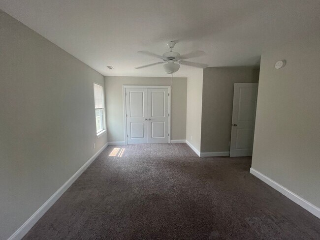 Building Photo - 3 bedroom 2.5 Bathroom House Welcomes Stud...