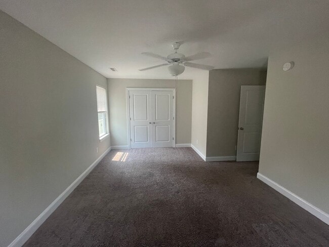 Building Photo - 3 bedroom 2.5 Bathroom House Welcomes Students