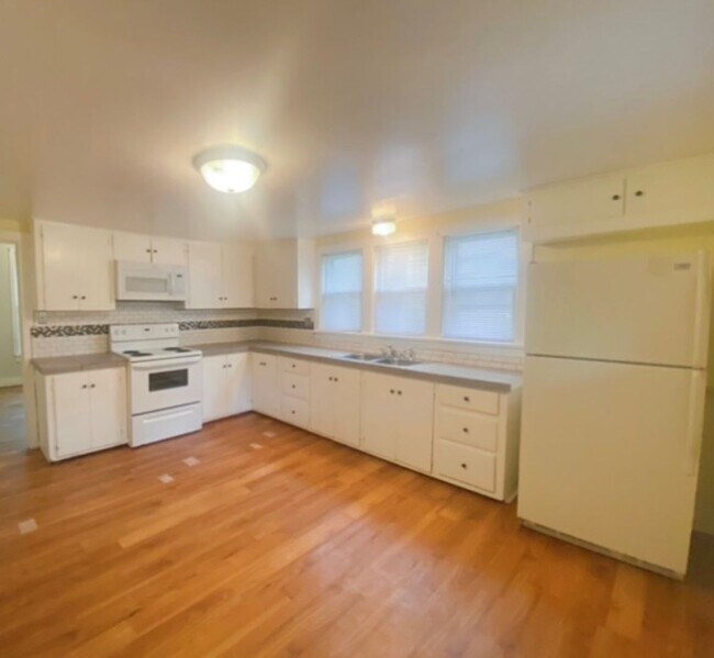 Building Photo - Italian Estates Property Management