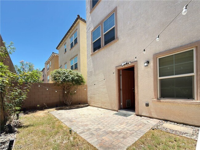 Building Photo - 372 Ambitious St