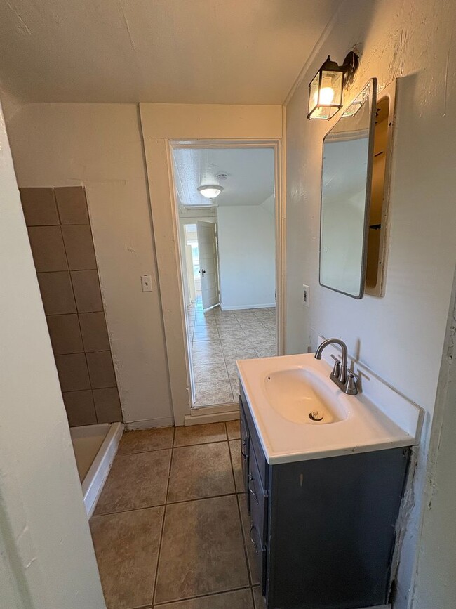 Building Photo - Cozy Upstairs Unit in Dinuba Near Shopping...